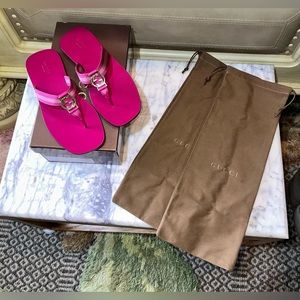GORGEOUS WOMENS GUCCI GG FUCHSIA LIFFORD THONG WEB SANDAL/FLIP FLOP SIZE 7 1/2